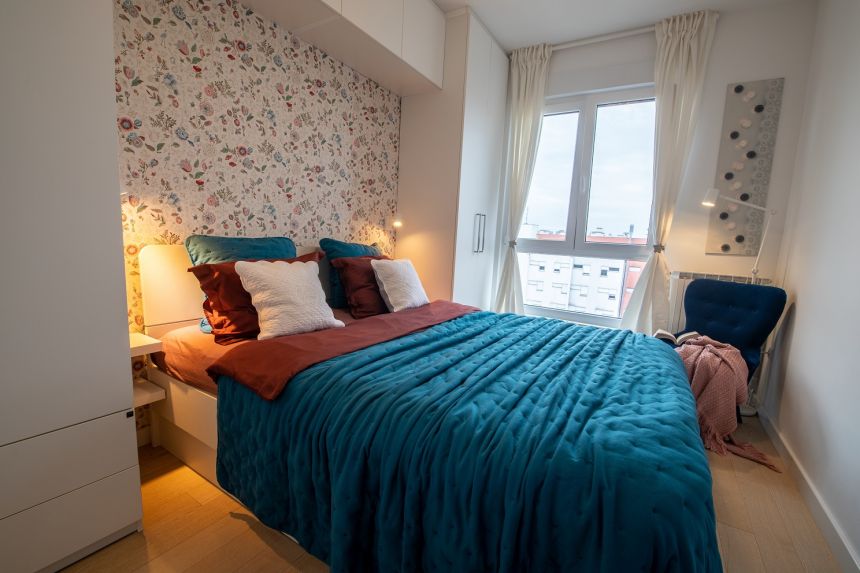 Realization of the bedroom with luxury floral wallpaper by Eijffinger