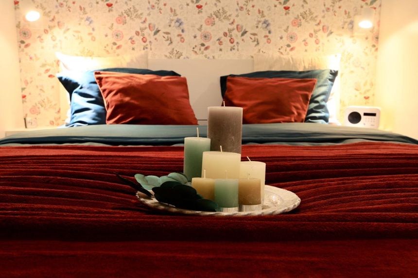 Realization of the bedroom with luxury floral wallpaper by Eijffinger